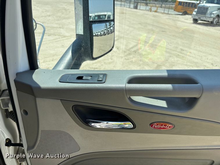 image for item ER7572 2019 Peterbilt 579 semi truck