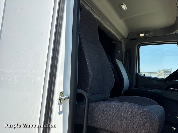 image for item ER7572 2019 Peterbilt 579 semi truck