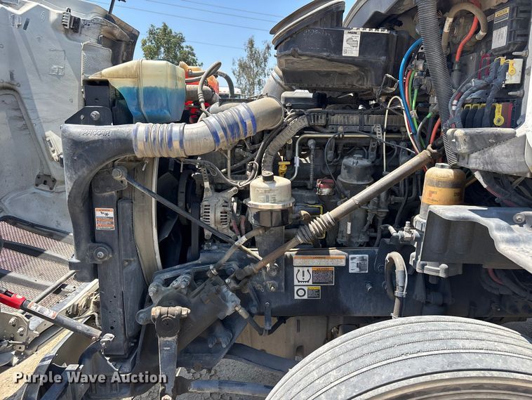 image for item ER7572 2019 Peterbilt 579 semi truck