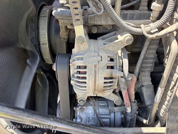 image for item ER7572 2019 Peterbilt 579 semi truck