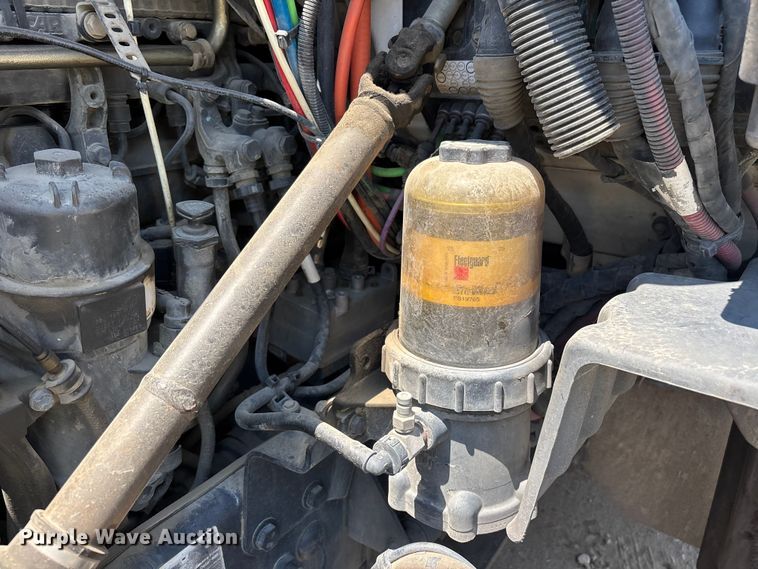 image for item ER7572 2019 Peterbilt 579 semi truck