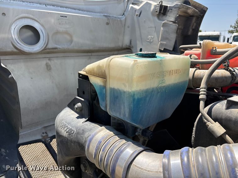 image for item ER7572 2019 Peterbilt 579 semi truck