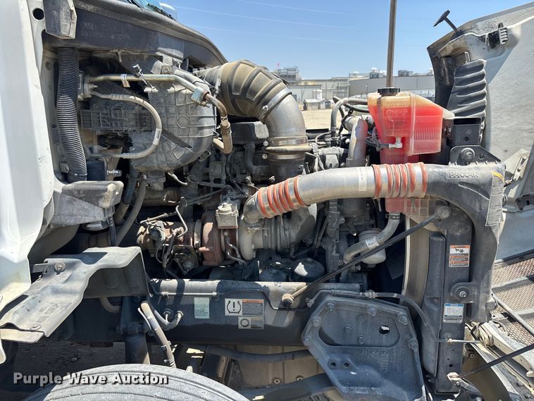image for item ER7572 2019 Peterbilt 579 semi truck