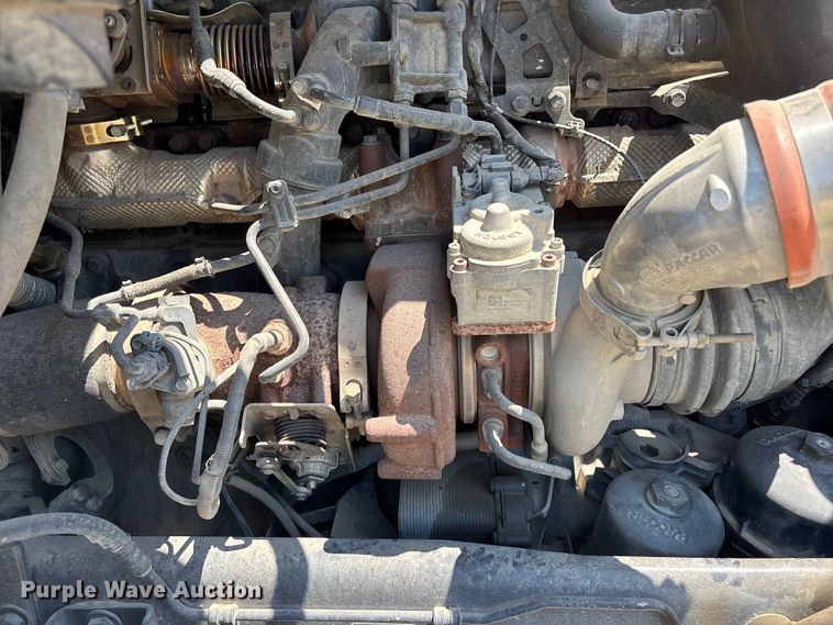 image for item ER7572 2019 Peterbilt 579 semi truck