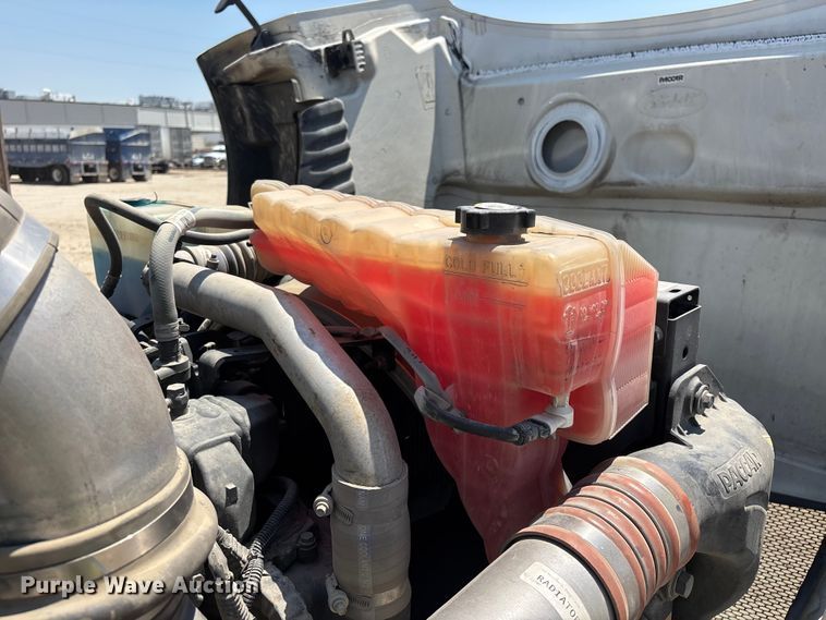 image for item ER7572 2019 Peterbilt 579 semi truck