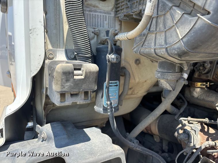 image for item ER7572 2019 Peterbilt 579 semi truck