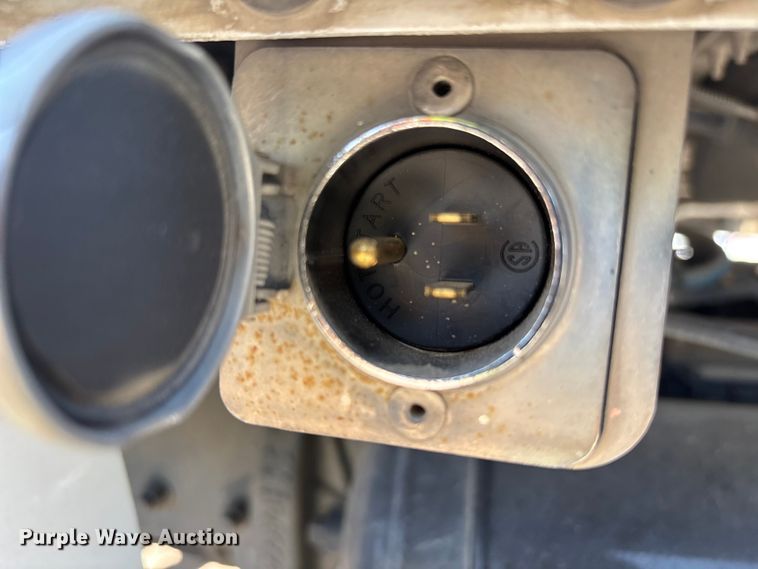 image for item ER7572 2019 Peterbilt 579 semi truck