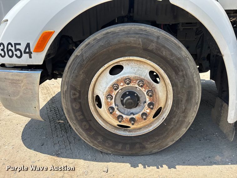 image for item ER7572 2019 Peterbilt 579 semi truck