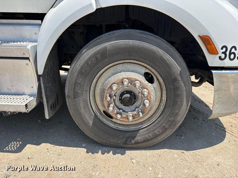 image for item ER7572 2019 Peterbilt 579 semi truck