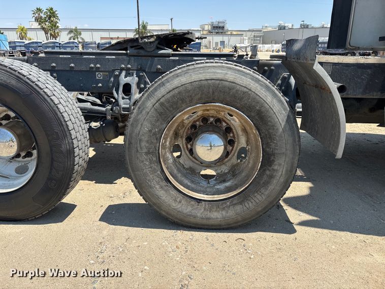 image for item ER7572 2019 Peterbilt 579 semi truck