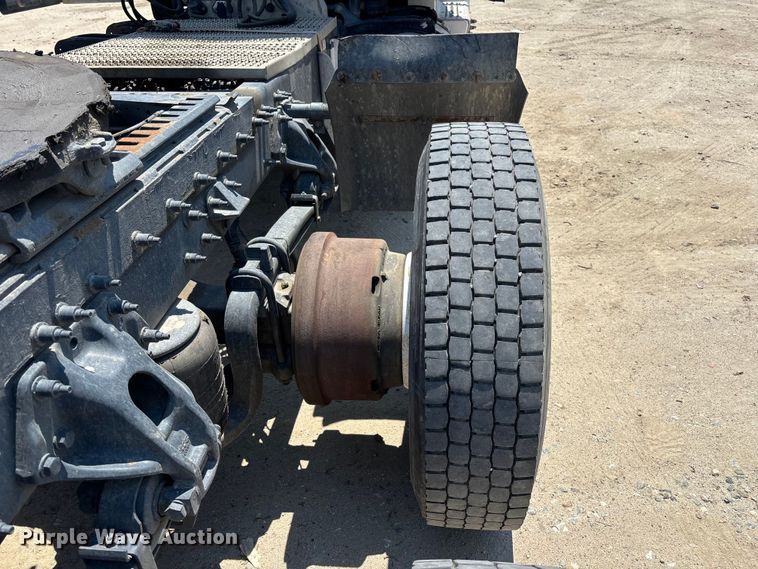 image for item ER7572 2019 Peterbilt 579 semi truck