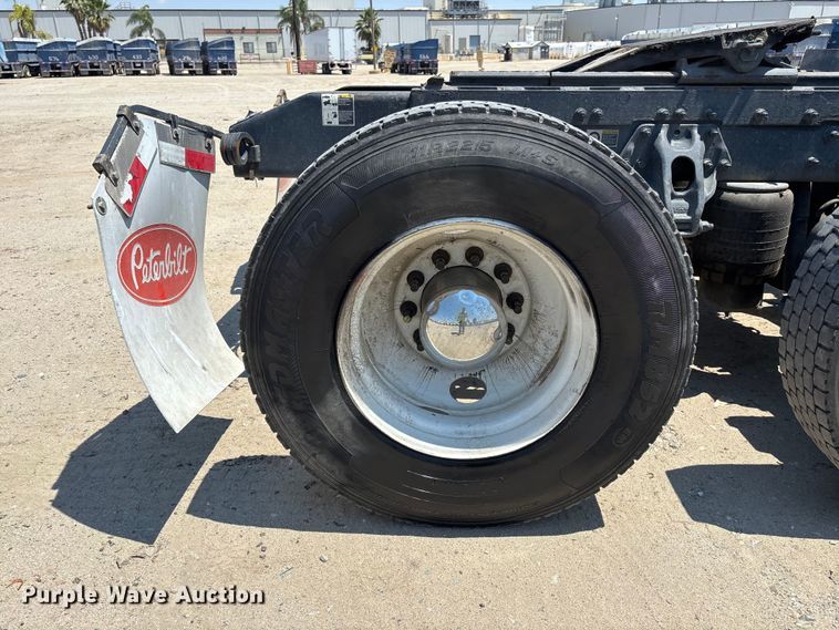 image for item ER7572 2019 Peterbilt 579 semi truck