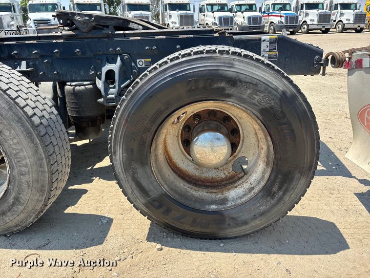image for item ER7572 2019 Peterbilt 579 semi truck