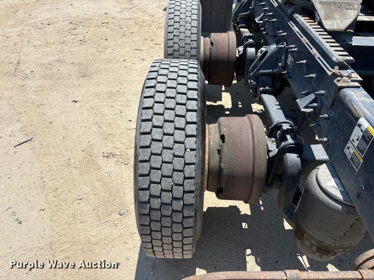 image for item ER7572 2019 Peterbilt 579 semi truck