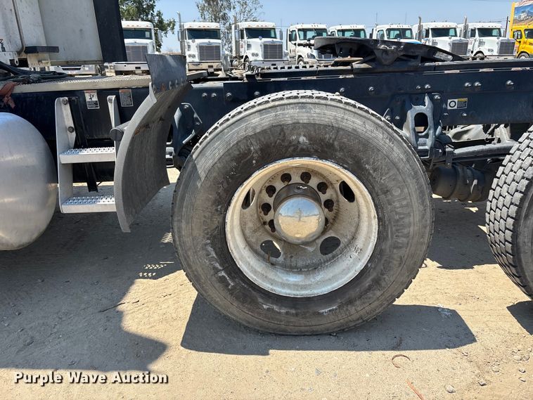 image for item ER7572 2019 Peterbilt 579 semi truck