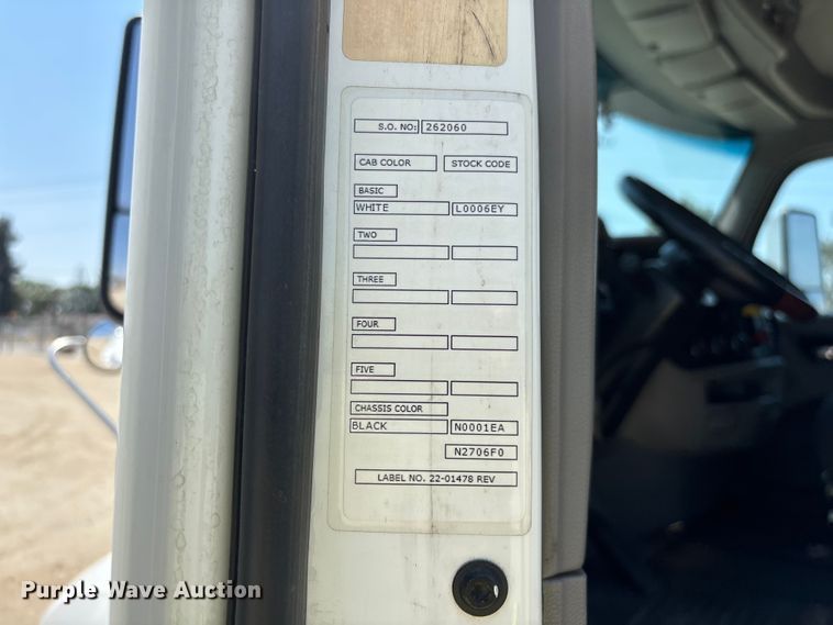 image for item ER7572 2019 Peterbilt 579 semi truck