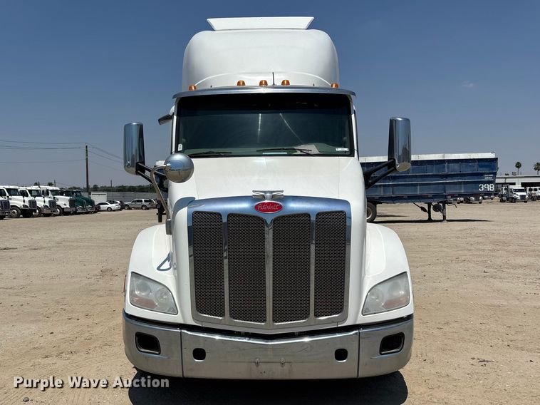 image for item ER7573 2018 Peterbilt 579 semi truck