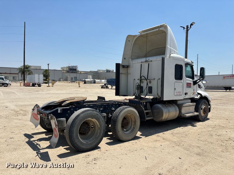image for item ER7573 2018 Peterbilt 579 semi truck