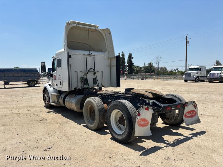 image for item ER7573 2018 Peterbilt 579 semi truck