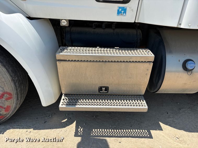 image for item ER7573 2018 Peterbilt 579 semi truck