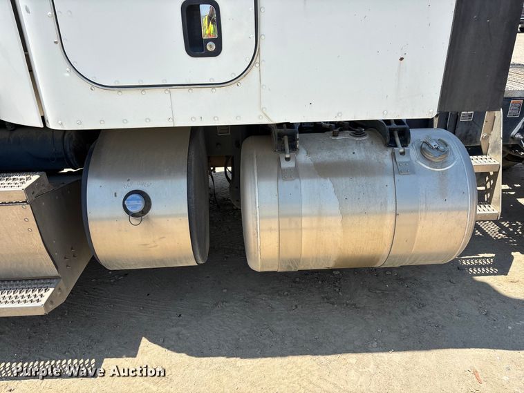 image for item ER7573 2018 Peterbilt 579 semi truck