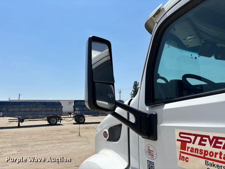 image for item ER7573 2018 Peterbilt 579 semi truck