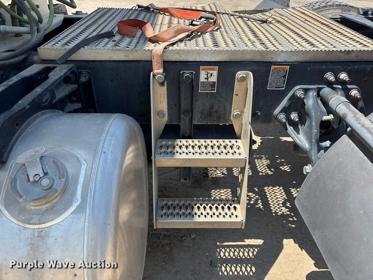 image for item ER7573 2018 Peterbilt 579 semi truck