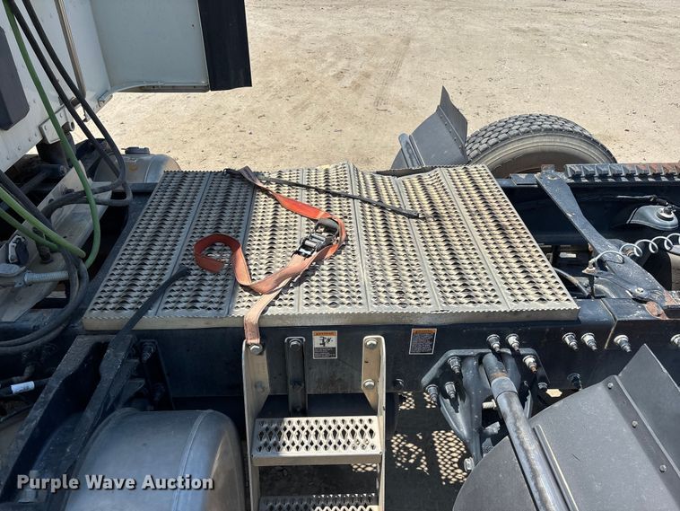 image for item ER7573 2018 Peterbilt 579 semi truck