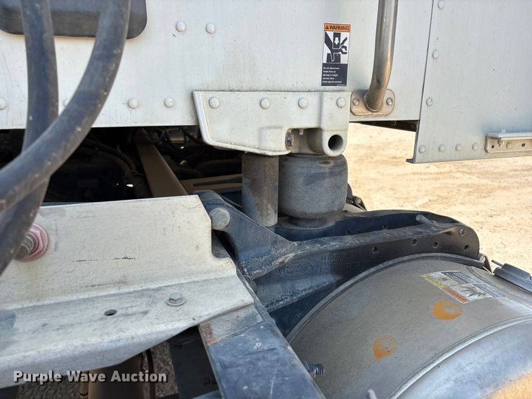 image for item ER7573 2018 Peterbilt 579 semi truck