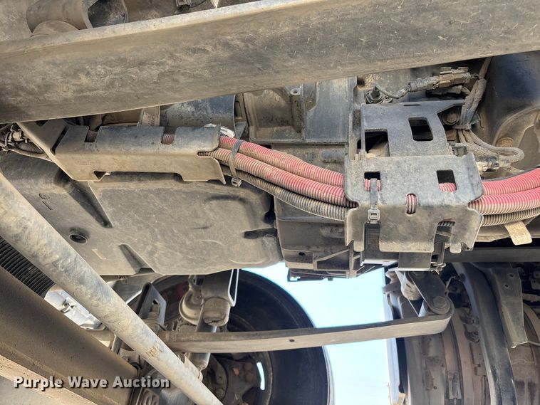 image for item ER7573 2018 Peterbilt 579 semi truck