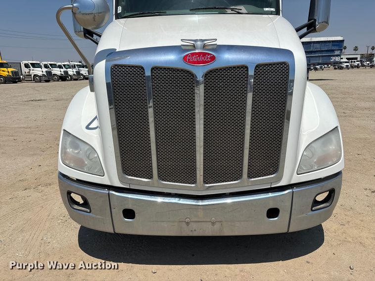 image for item ER7573 2018 Peterbilt 579 semi truck
