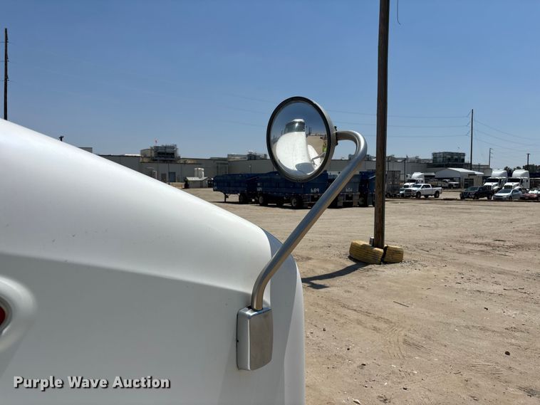 image for item ER7573 2018 Peterbilt 579 semi truck