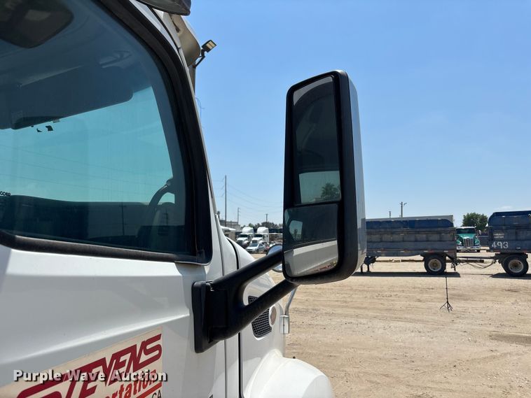 image for item ER7573 2018 Peterbilt 579 semi truck