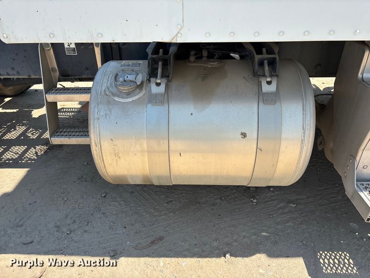 image for item ER7573 2018 Peterbilt 579 semi truck