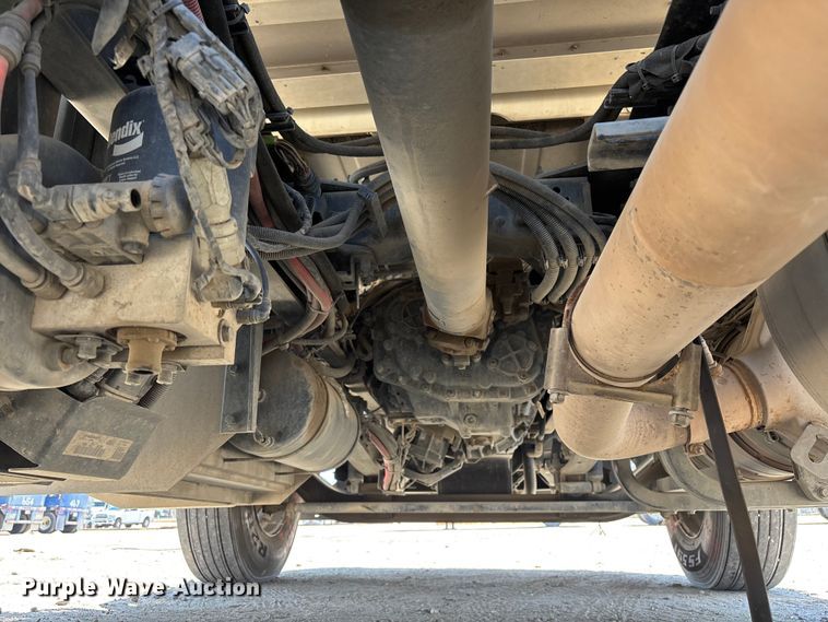 image for item ER7573 2018 Peterbilt 579 semi truck