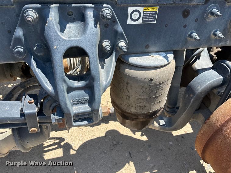 image for item ER7573 2018 Peterbilt 579 semi truck
