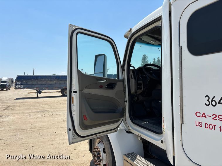 image for item ER7573 2018 Peterbilt 579 semi truck