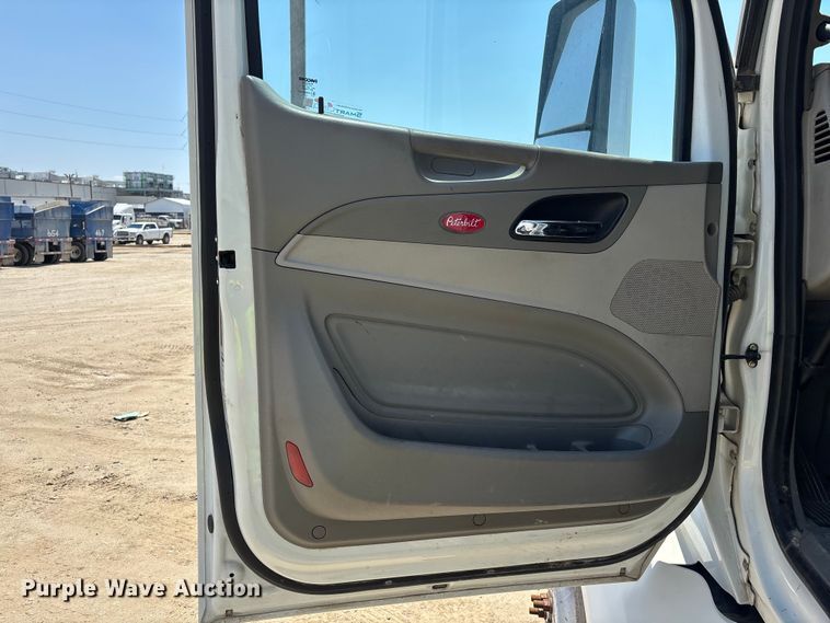 image for item ER7573 2018 Peterbilt 579 semi truck