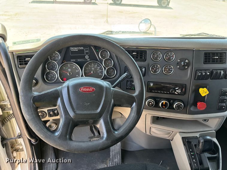 image for item ER7573 2018 Peterbilt 579 semi truck