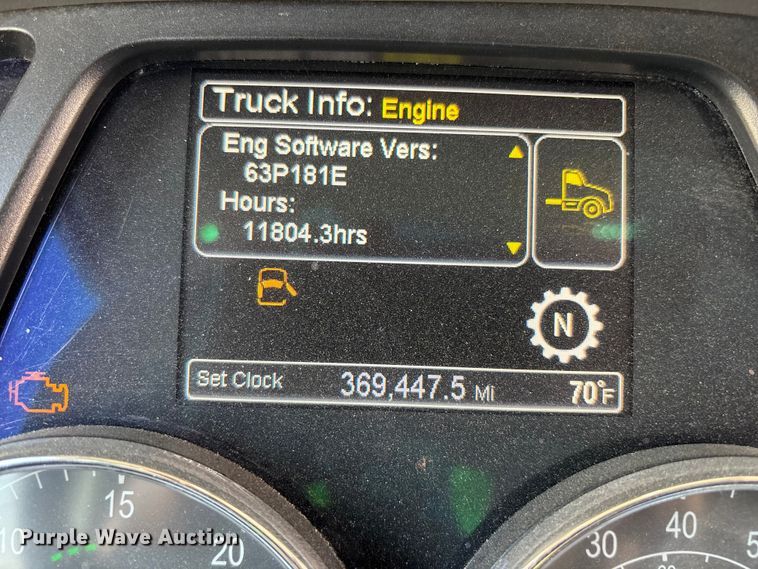 image for item ER7573 2018 Peterbilt 579 semi truck