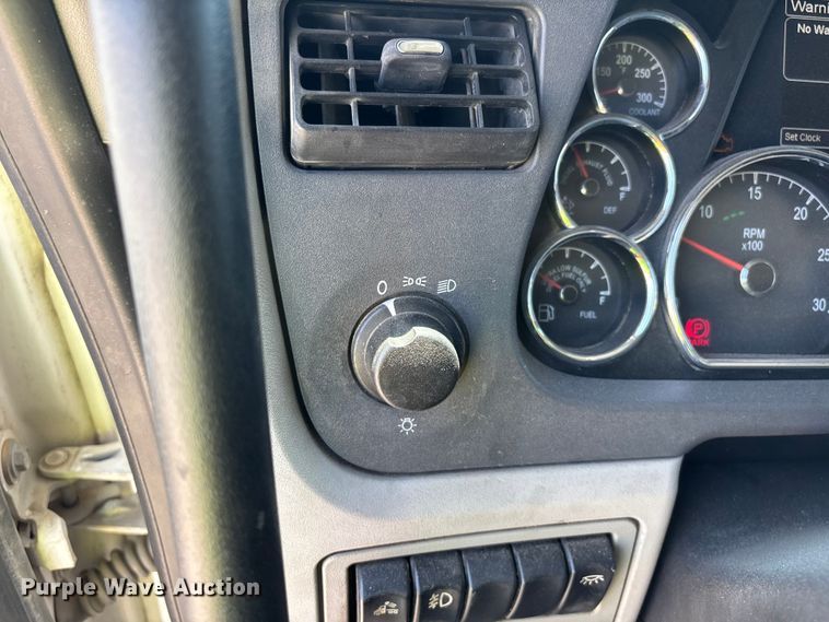 image for item ER7573 2018 Peterbilt 579 semi truck