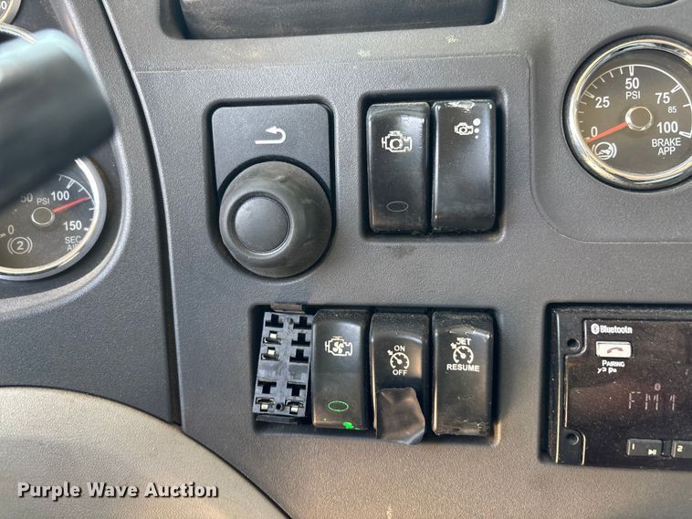 image for item ER7573 2018 Peterbilt 579 semi truck