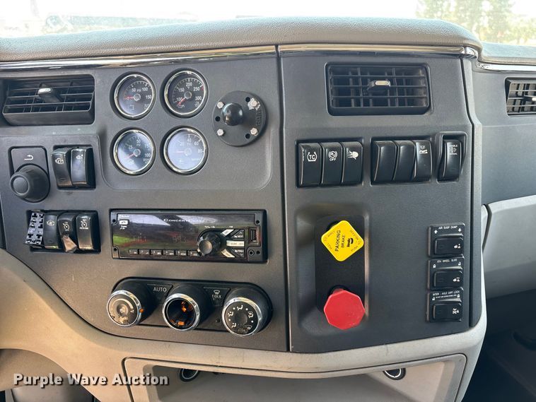 image for item ER7573 2018 Peterbilt 579 semi truck