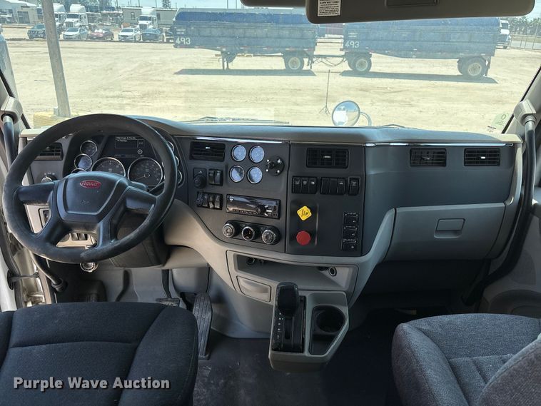 image for item ER7573 2018 Peterbilt 579 semi truck