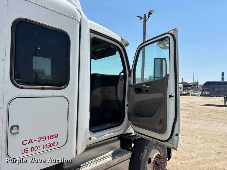 image for item ER7573 2018 Peterbilt 579 semi truck