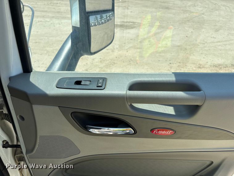 image for item ER7573 2018 Peterbilt 579 semi truck