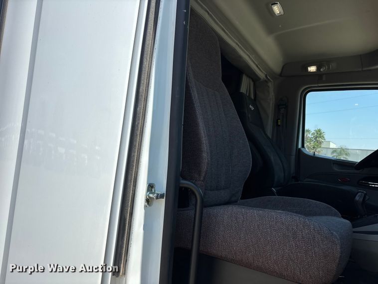 image for item ER7573 2018 Peterbilt 579 semi truck