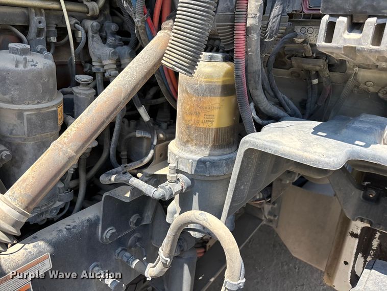 image for item ER7573 2018 Peterbilt 579 semi truck