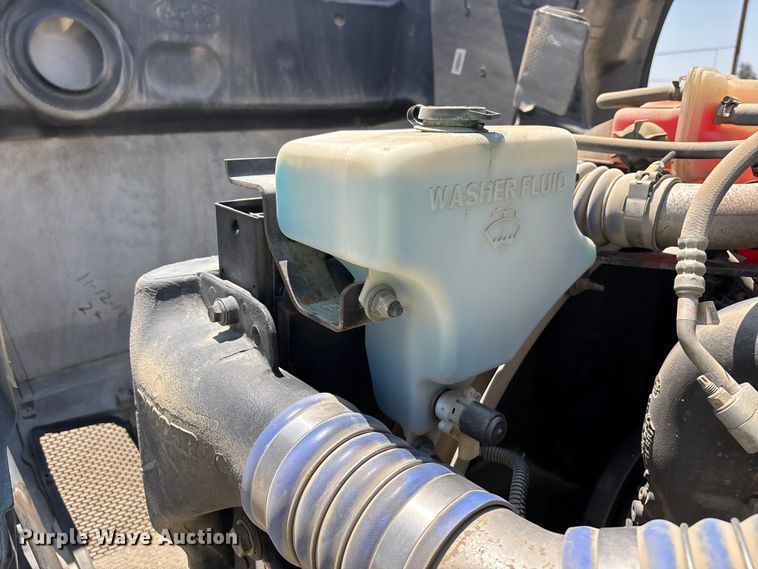 image for item ER7573 2018 Peterbilt 579 semi truck
