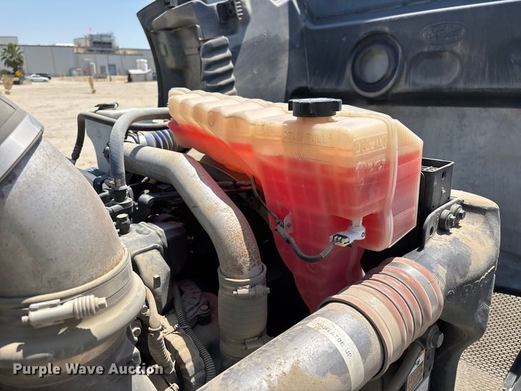 image for item ER7573 2018 Peterbilt 579 semi truck